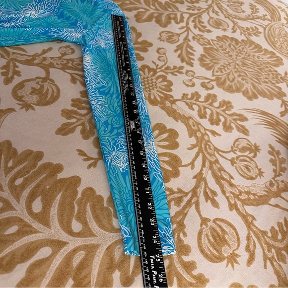 Sea Waves Rash Guard - Picture 7 of 8